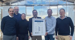 Bei der Urkundenübergabe (von links): Stefan Wolf, Thomas Scheiblecker, Julia Wiedmann, Manfred Weidinger (alle Bertrandt), Johannes Eisele und Nikolai Gräff (afb).